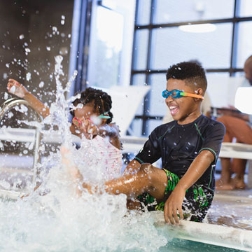 Does the Country Inn & Suites Asheville River Arts District have an indoor pool?