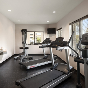 Does the Country Inn & Suites Asheville River Arts District have a fitness center?